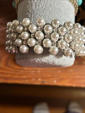 Faux  Pearl Cluster Stretch Bracelet - White Pearlescent